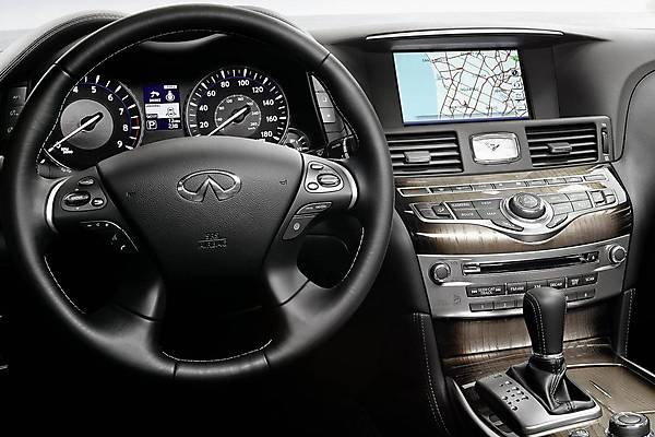 2015 Infiniti Q70 interior