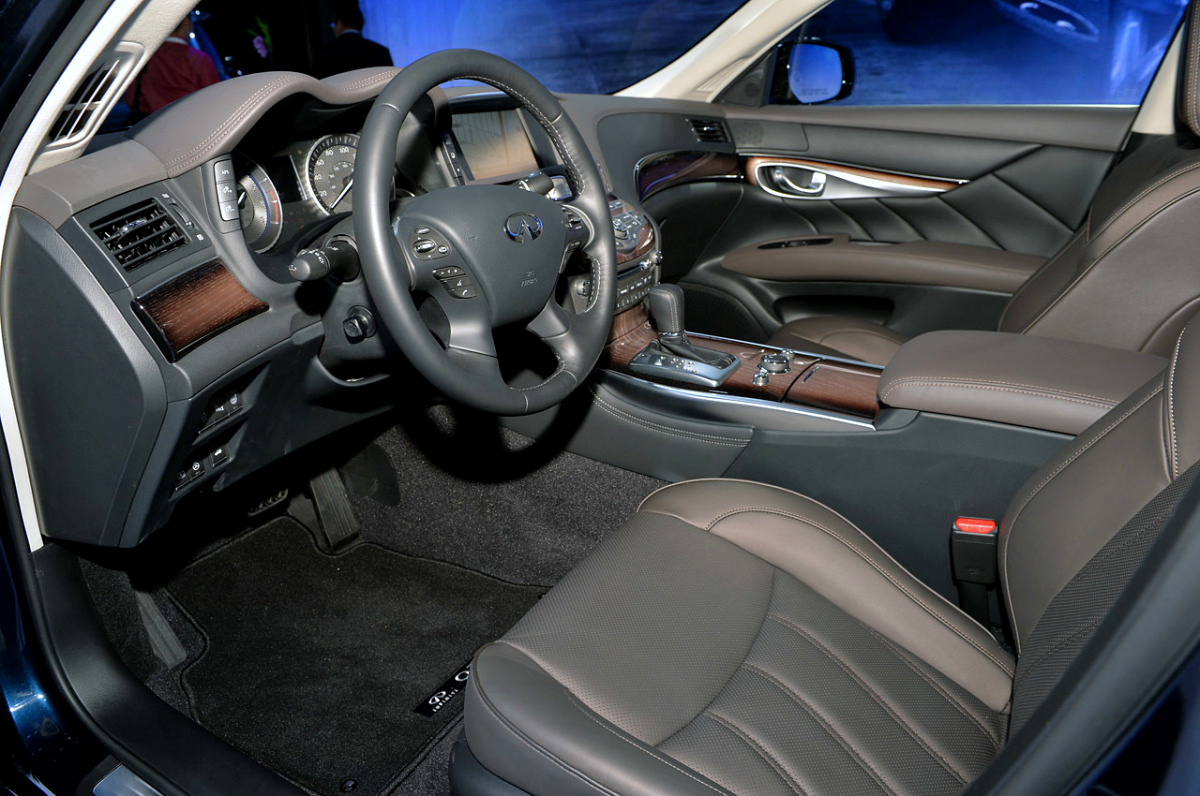 2015 Infiniti Q70 interior