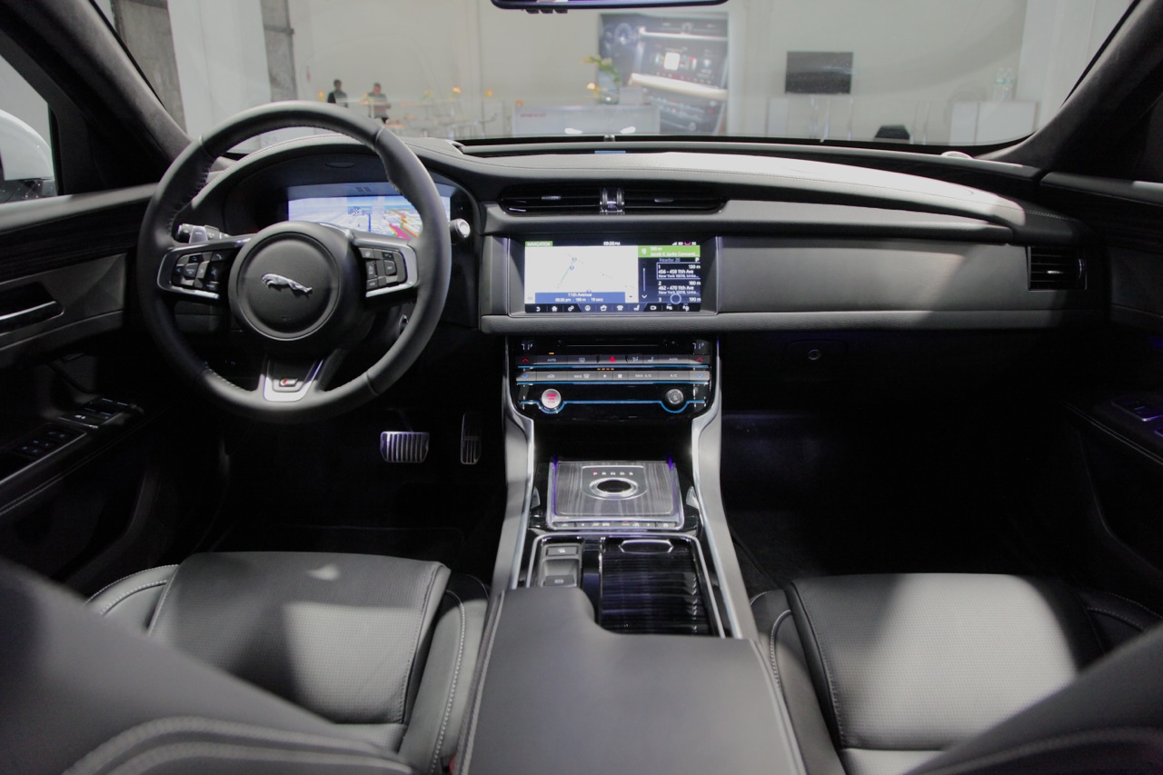 2016 Jaguar Xf interior
