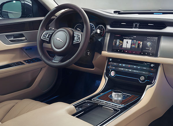 2016 Jaguar Xf interior