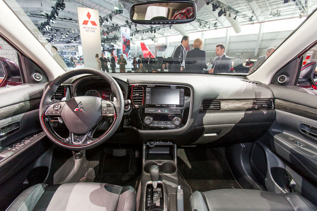 2016 Mitsubishi Outlander interior