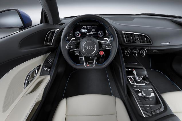 2017 Audi R8 interior