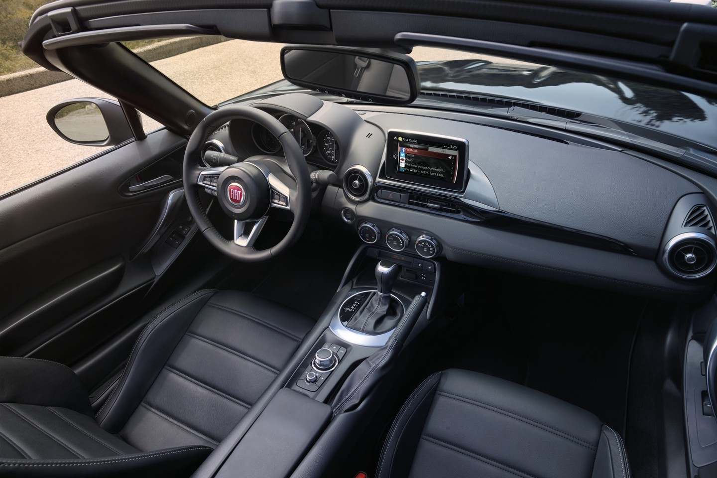 2017 Fiat Spider interior