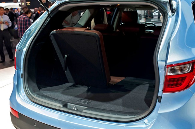 2017 Hyundai Grand Santa Fe interior