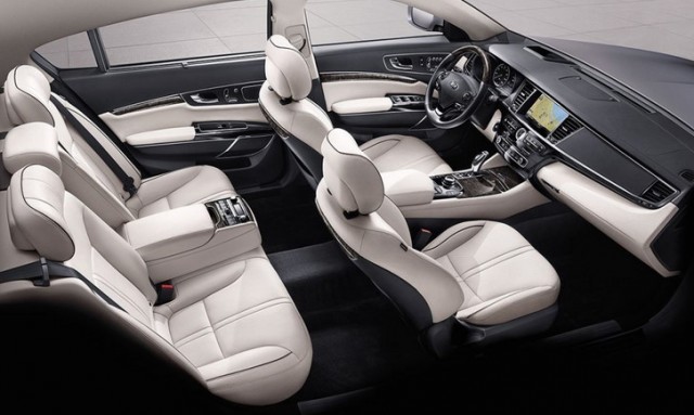 2017 Kia Cadenza interior