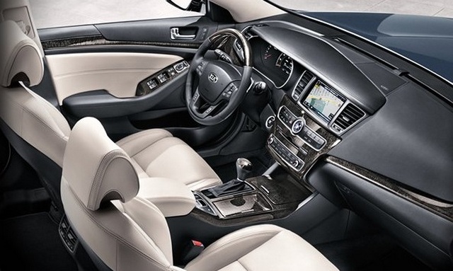 2017 Kia Cadenza interior