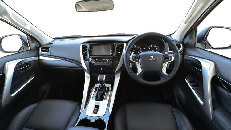2017 Mitsubishi Pajero Sport interior