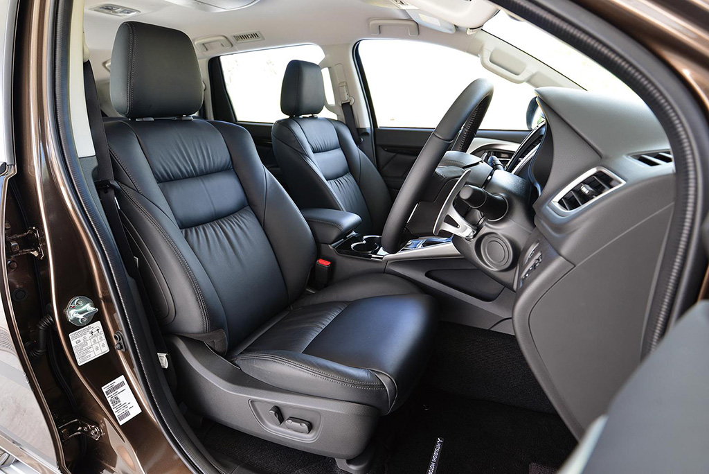 2017 Mitsubishi Pajero Sport interior
