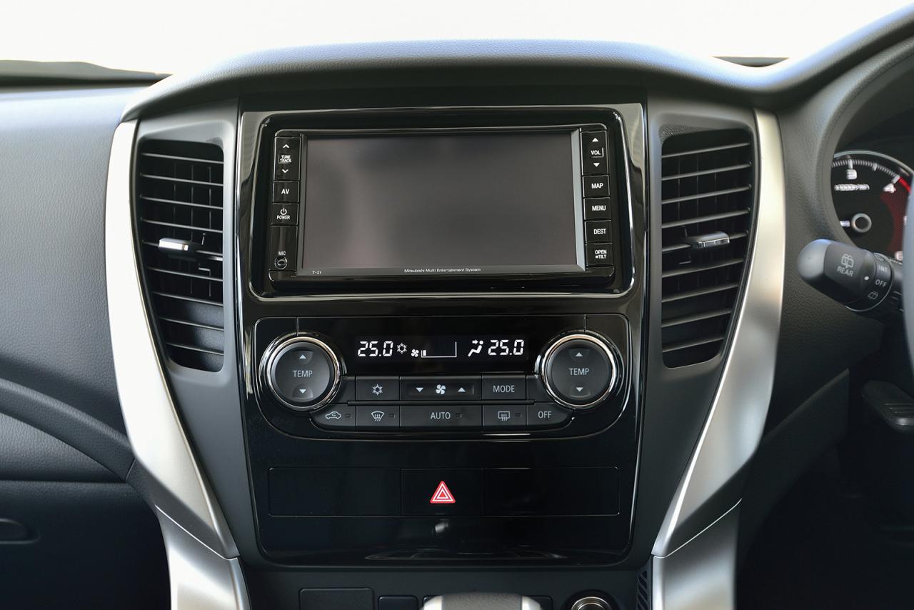 2017 Mitsubishi Pajero Sport interior